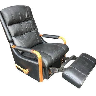 KEKU613 La-Z-boy Black Leather Manual Recliner Lot 2	Appears to be dreamworks style. Wear visible on wood and leather. 
