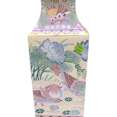 VINTAGE PORCELAIN CHINOISERIE MACAU VASE