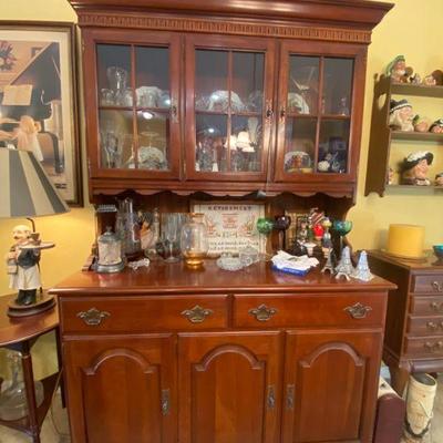 Ethan Allen China Hutch