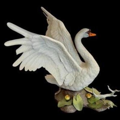 Boehm Muted Swan Porcelain Figurine 

Limited Edition. 

Measures about 18" h 