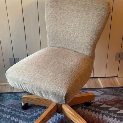 Comfortable Beige Cushioned Computer Chair

