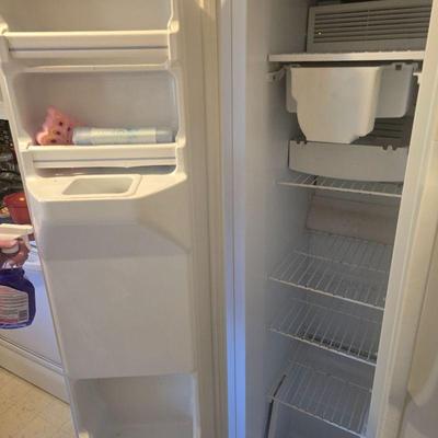 Side by Side Refrigerator/ Freezer works fine