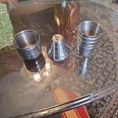 6 shot metal cups w/ holder