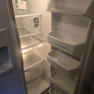Side by side refrigerator freezer 