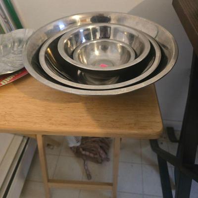 Metal nesting bowl set