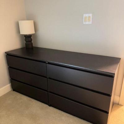 6-Drawer Handleless Dresser w/ Black Segmented Table Lamp	