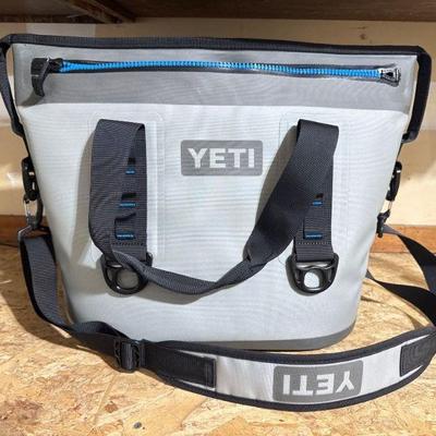 YETI Hopper Two 20 Soft Bag Zipper Cooler - Fog Gray	