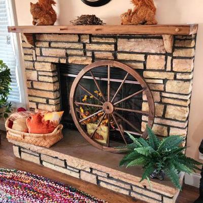 Home Decor/Wood Wagon Wheel