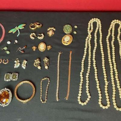 Mixed lot of costume jewelry