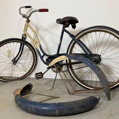 Vintage cruiser bicycle with fenders