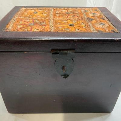 Vtg Wooden Keepsake Box W Embroidered Lid
