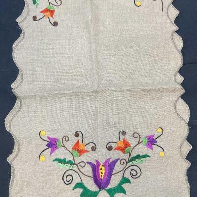 Vtg Beige Floral Embroidered Table Runner NWOT
