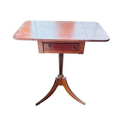 Lot 050-275  
Bombay Co Drop Leaf Pedestal Accent Table