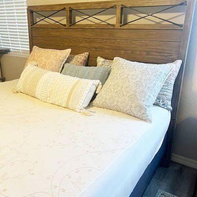 Kincaid King-Size Bed