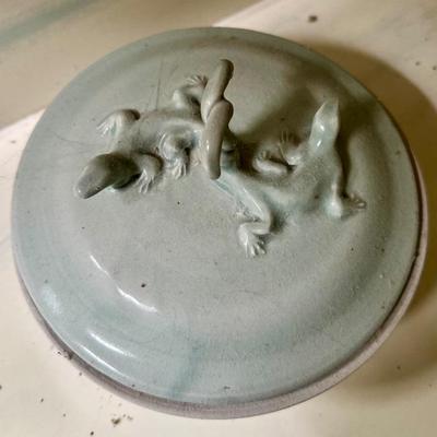 Dated 1927 figural lizards powder/trinket box