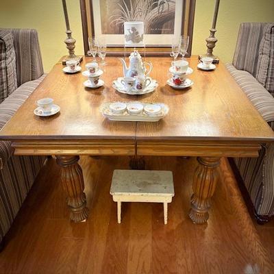 Antique oak expandable dining table with five legs