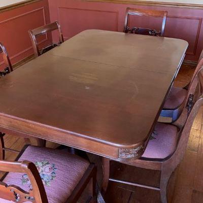 Dining Room Table With 5 Chairs And 1 Captains Chair. Plus Inside Leaf.
