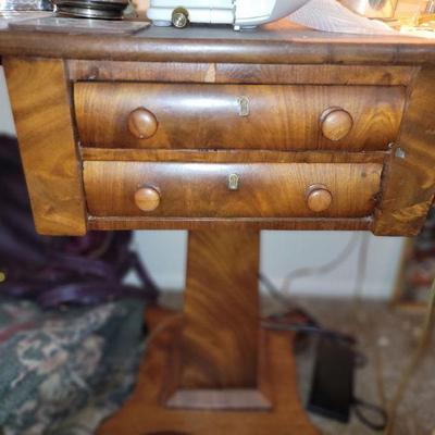 Neoclassical American Empire Drop-Leaf Side Table in Mahogany, circa 1830-1840