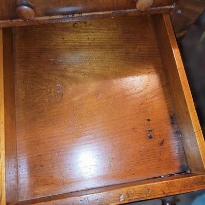Neoclassical American Empire Drop-Leaf Side Table in Mahogany, circa 1830-1840