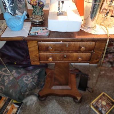 Neoclassical American Empire Drop-Leaf Side Table in Mahogany, circa 1830-1840