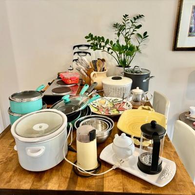 Assorted kitchen items