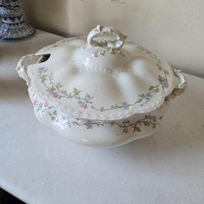 Soup tureen