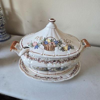 Soup tureen
