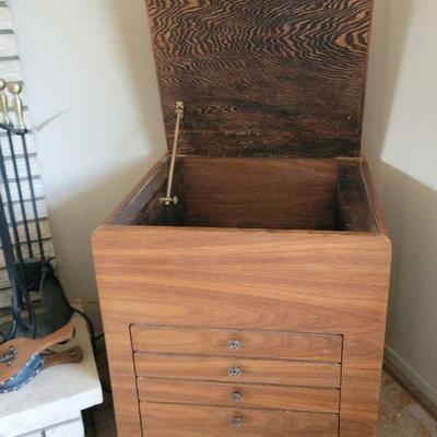 Sewing cabinet