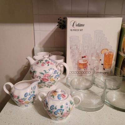Collectible sets of glasses and serving ware