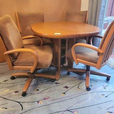 Nice Kitchen Table w/ 4 Chairs