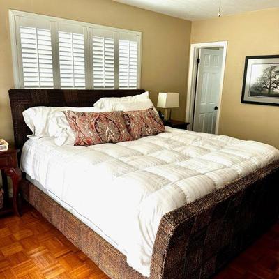 NO COMFORTER OR PILLOWS