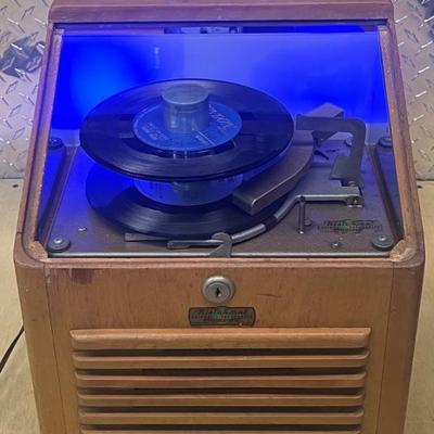1950s Coin Operated Ristaucrat Automatic Table Top Phonograph With Dust Cover 