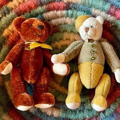 2 Ganz Cottage Collectible Bears (1) Rusty By Lynda Kunz & Bellhop By Mary Ann Gebhardt W Coil Basket 
