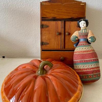 Vintage Wood Wall Cabinet - American Heirloom Doll Avon And Bka Pumpkin Pie Covered Dish