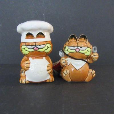 Vintage 1981 Enesco Garfield "Loose in the Kitchen" Ceramic Salt & Pepper Shakers