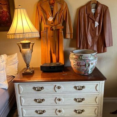 SIDE TABLE/CHEST OF DRAWERS
VINTAGE LEATHER
