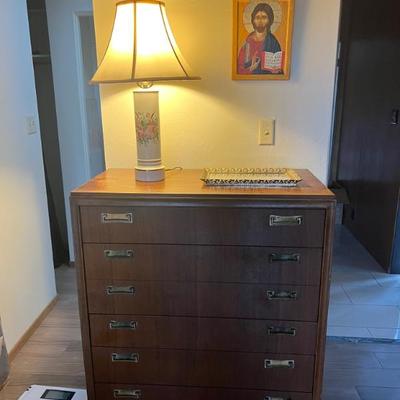 MCM DRESSER.
