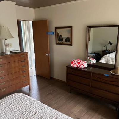 bedroom set vintage and very nice!
