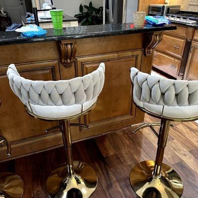 Set of 2 Luxurious Gold & Velvet Bar Stools – Estate Sale Find!
Upgrade your kitchen or bar area with these stunning modern bar...