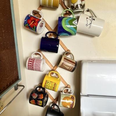 https://ctbids.com/estate-sale/34519/item/3866440/2-Vintage-Mug-Holders-And-Mugs