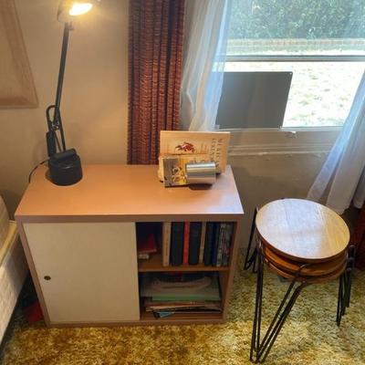 https://ctbids.com/estate-sale/34519/item/3866463/Mid-Century-Side-Tables-3-Wooden-Bookshelf-Lamp