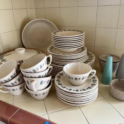 https://ctbids.com/estate-sale/34519/item/3866436/Navajo-by-Metlox-Poppytrail-Vernon-Dinner-Set-1956-1961