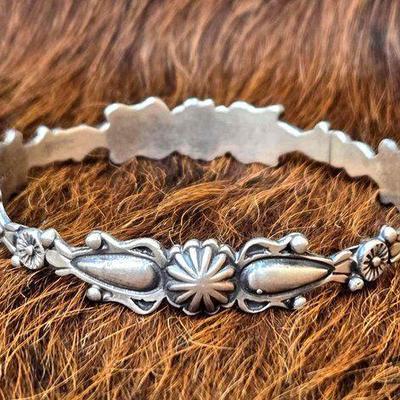 #1162 • Native American Stackable Sterling Silver Bangle, 22.87g
