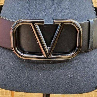 #202 • AUTHENTIC!!! Valentino V Logo Signature Belt
