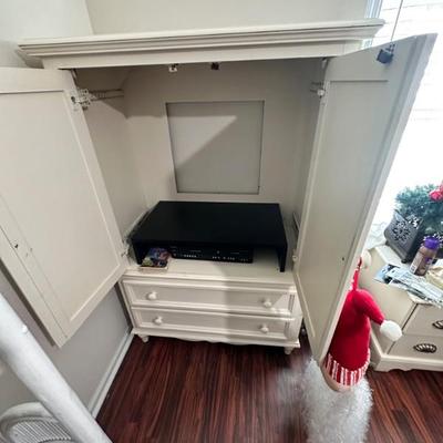 Larger furniture can presale!