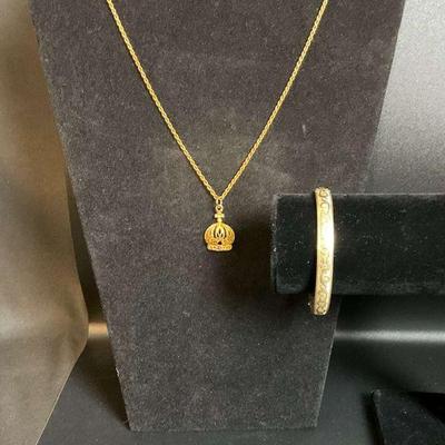 Elegant gold tone jewelry set