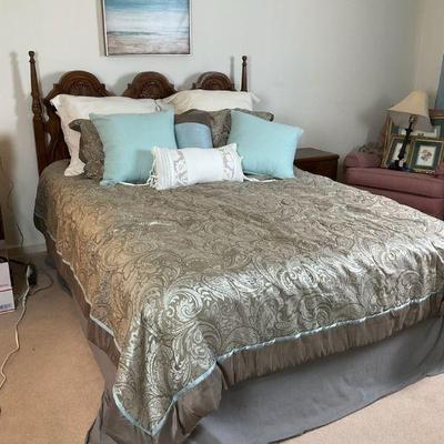 Vintage three piece bedroom w queen mattress set bedding