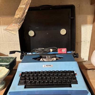 Vtg Royal typewriter
