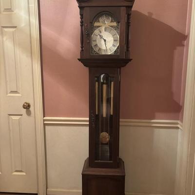 Grandfather clock - works and sounds amazing