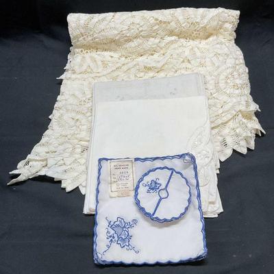 Group Lot Vintage Table Linens  NWT
